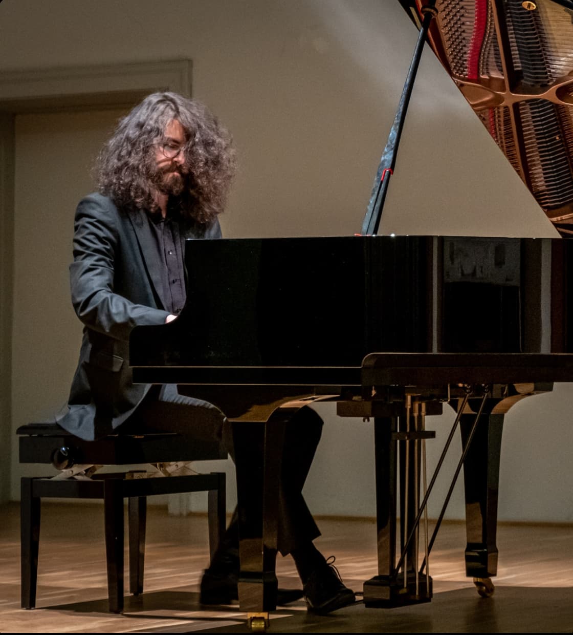 professor-tocando-piano